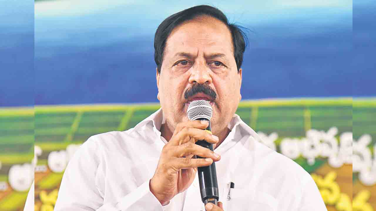 హామీలు అమలు చేయమంటే దాడులు చేస్తారా..