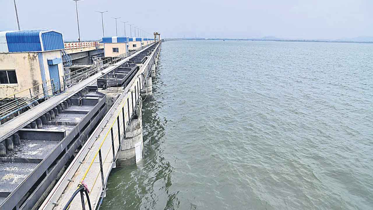 Medigadda | వరద వదిలేసి.. ఉన్న నీళ్లు ఒడగొట్టి!.. మేడిగడ్డ నుంచి వృథాగా పోతున్న గోదావరి జలాలు