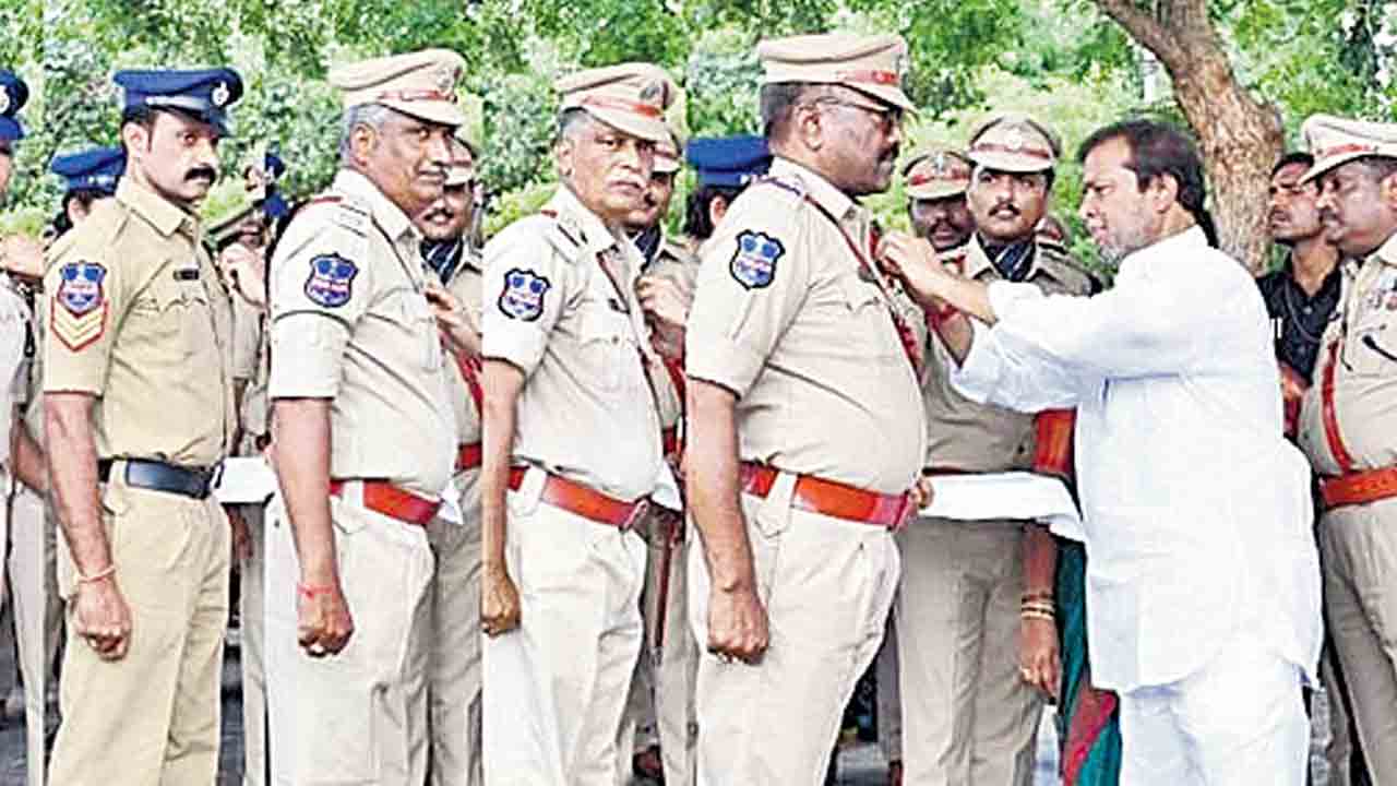 పోలీసులకు సేవా పతకాలు ప్రదానం