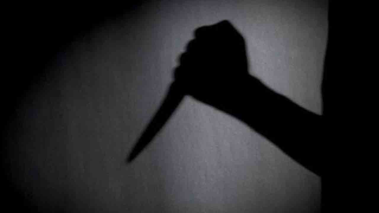 గడ్డం గీసే కత్తితో గొంతు కోసి..