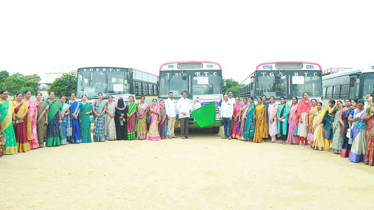 బడి వదిలి సీఎం సభకు!