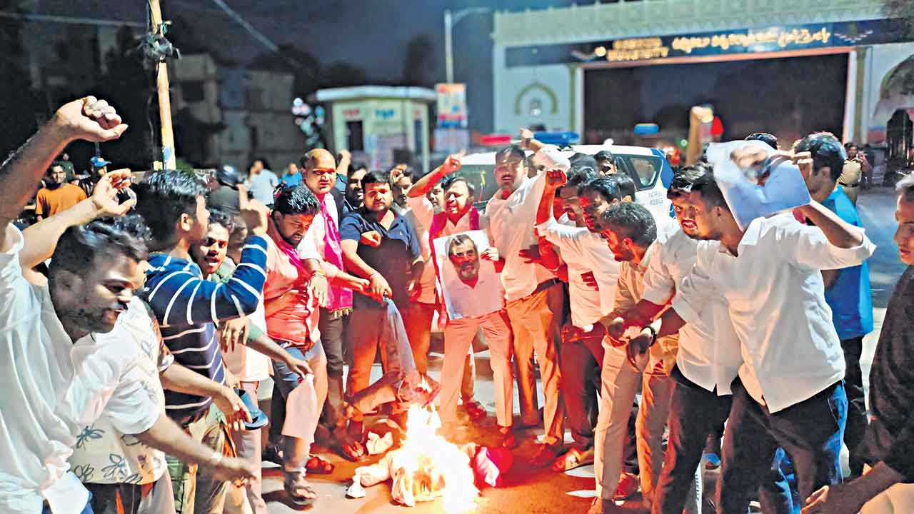 ఓయూలో రాహుల్‌ దిష్టిబొమ్మ దహనం