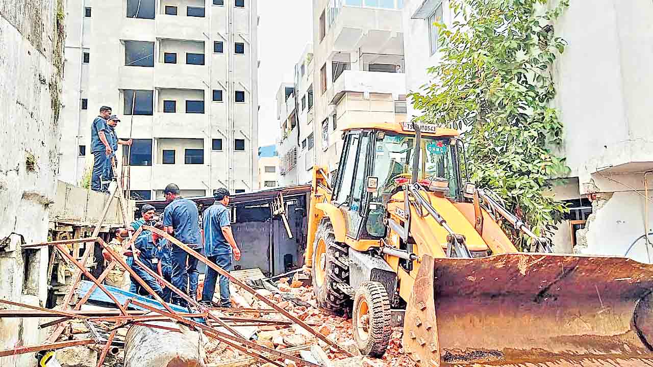మణెమ్మ గల్లీలో హైడ్రా కూల్చివేతలు
