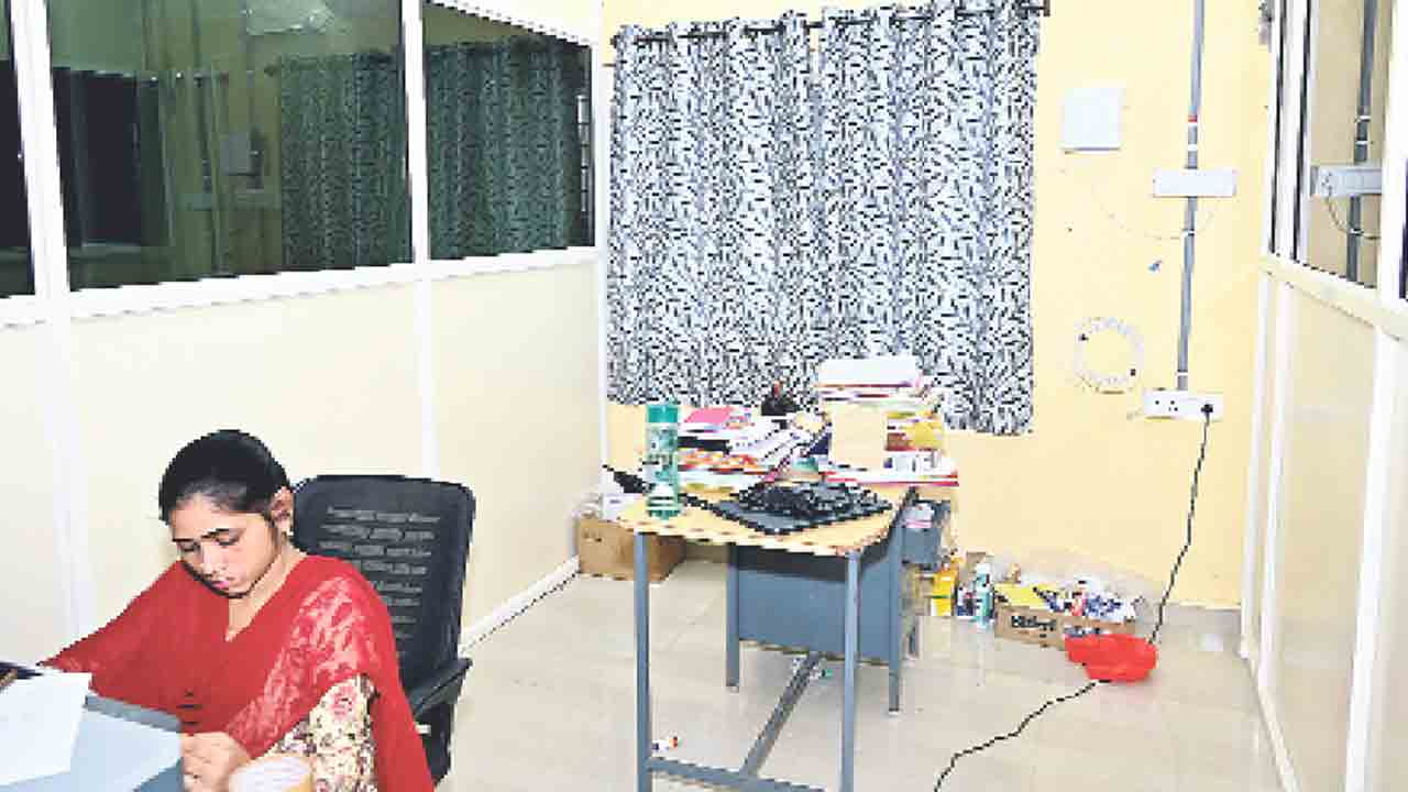 రోగి సహాయకుల గది కాంట్రాక్టర్‌ కబ్జా