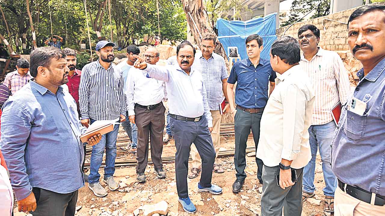 రెండు షిఫ్టుల్లో చెత్త సేకరణ