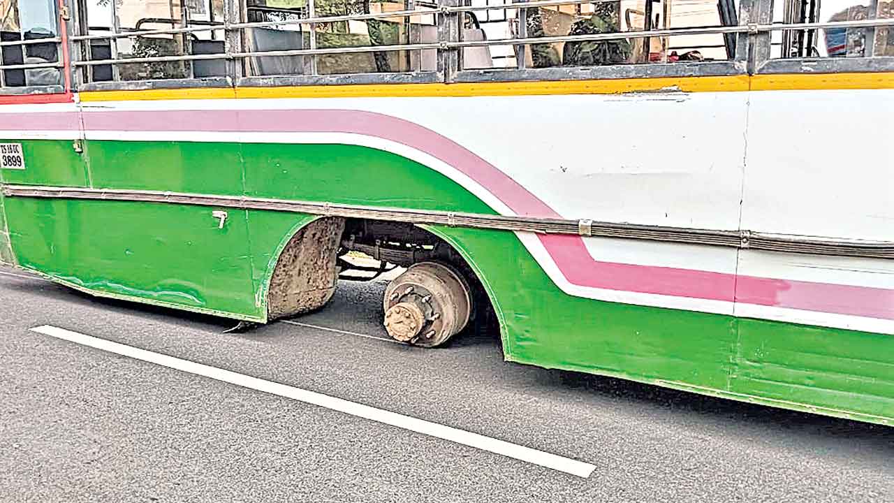 RTC Bus | ఒకే బస్సులో 170 మంది ప్రయాణం.. రన్నింగ్‌లో ఊడిన టైర్లు