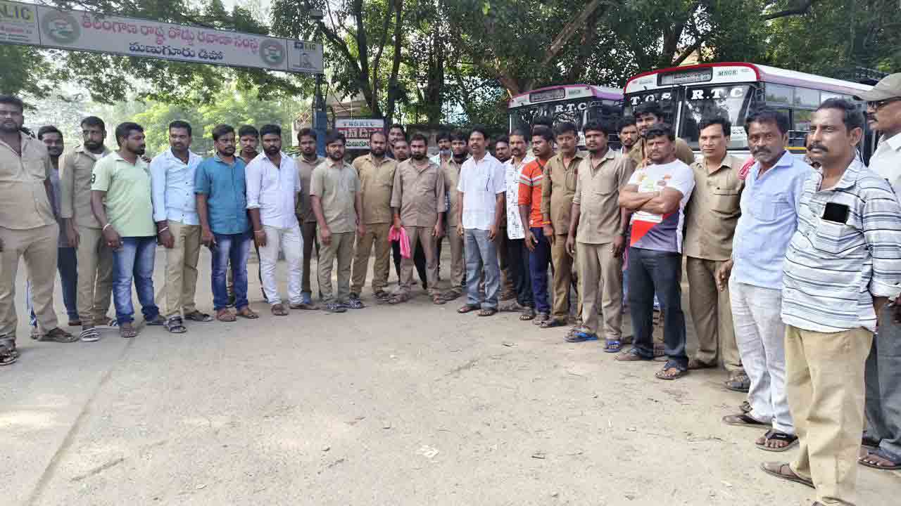 మణుగూరు డిపో ఎదుట.. ఆర్టీసీ అద్దె బస్సు డ్రైవర్ల నిరసన