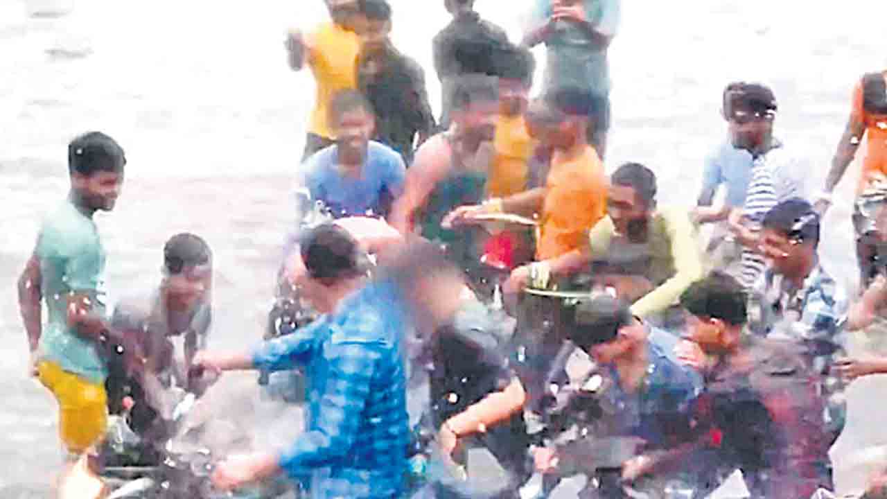 Uttar Pradesh | బైక్‌పై వెళ్తున్న మహిళకు వేధింపులు.. యూపీలో రెచ్చిపోయిన అల్లరిమూక