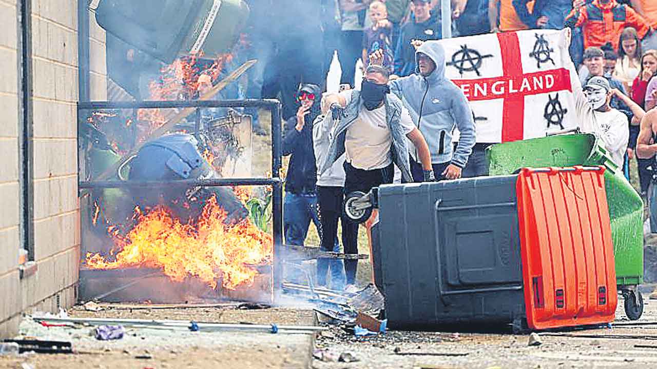 Britain protests | రగులుతున్న బ్రిటన్‌.. వలసదారుల వ్యతిరేక ఆందోళనలు ఉద్రిక్తం..!