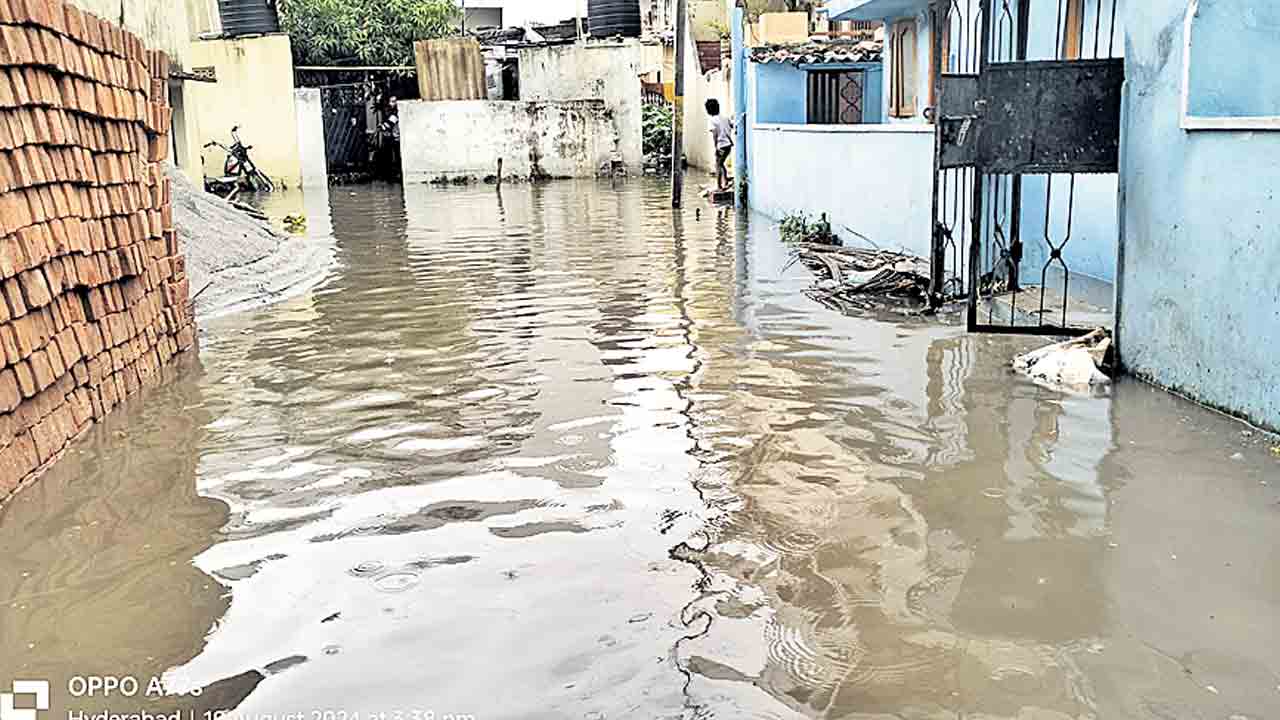భారీ వర్షం.. స్తంభించిన జనజీవనం
