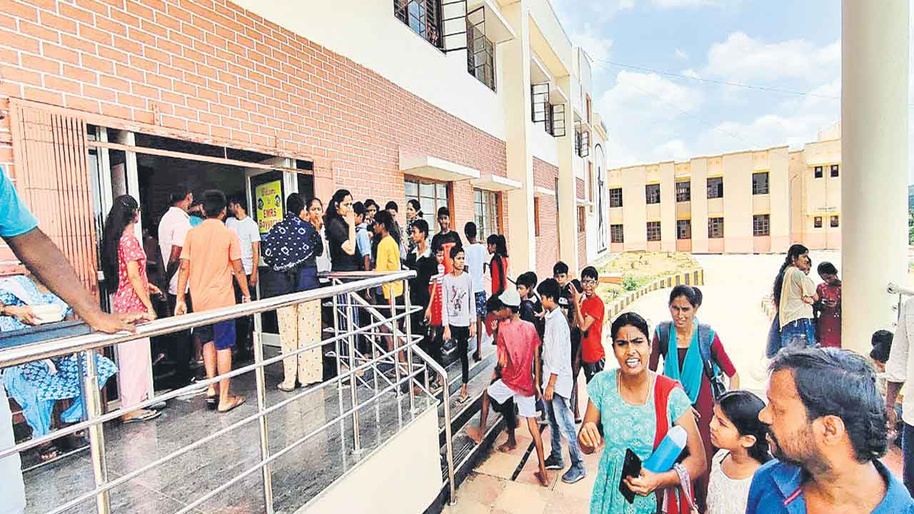 Eklavya School | ఉడకని అన్నం.. నీళ్ల చారు.. బయ్యారం ఏకలవ్య స్కూల్‌లో విద్యార్థుల అరిగోస!