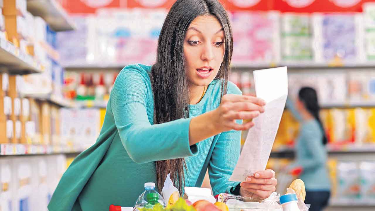 Pink Tax | అమ్మాయిలకే అన్నీ ఖరీదు.. మగవాళ్లకన్నా 7 శాతం అధికంగా చెల్లిస్తున్న ఆడవాళ్లు!