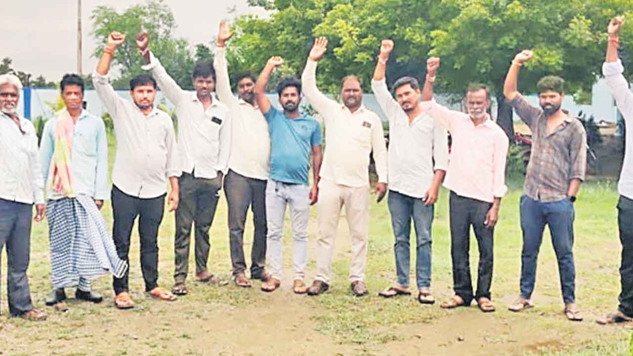 వేతనాల కోసం కార్మికుల ఆందోళన