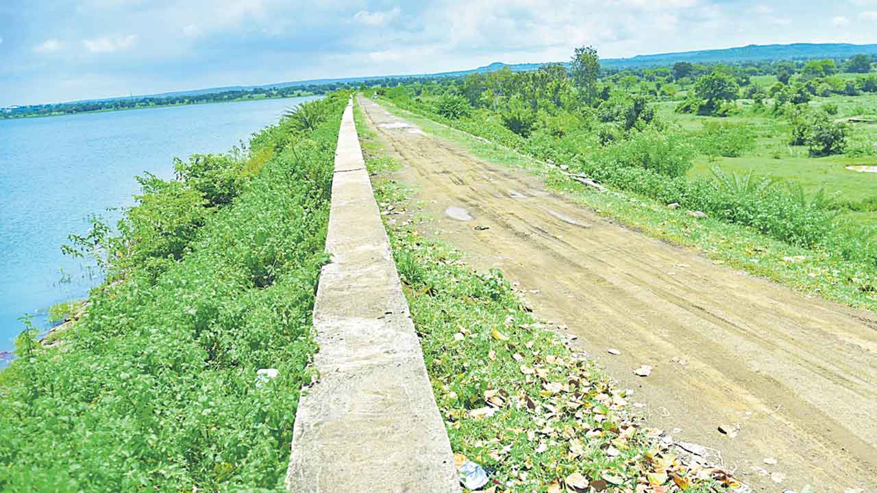 జీతాలు ఇయ్యదడి సారు..