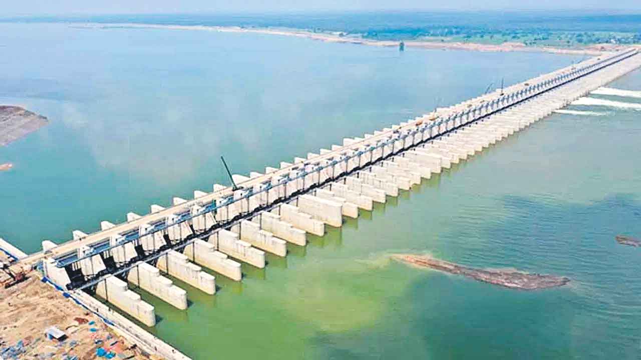 కాంగ్రెస్‌ పెండింగ్‌.. బీఆర్‌ఎస్‌ రన్నింగ్‌