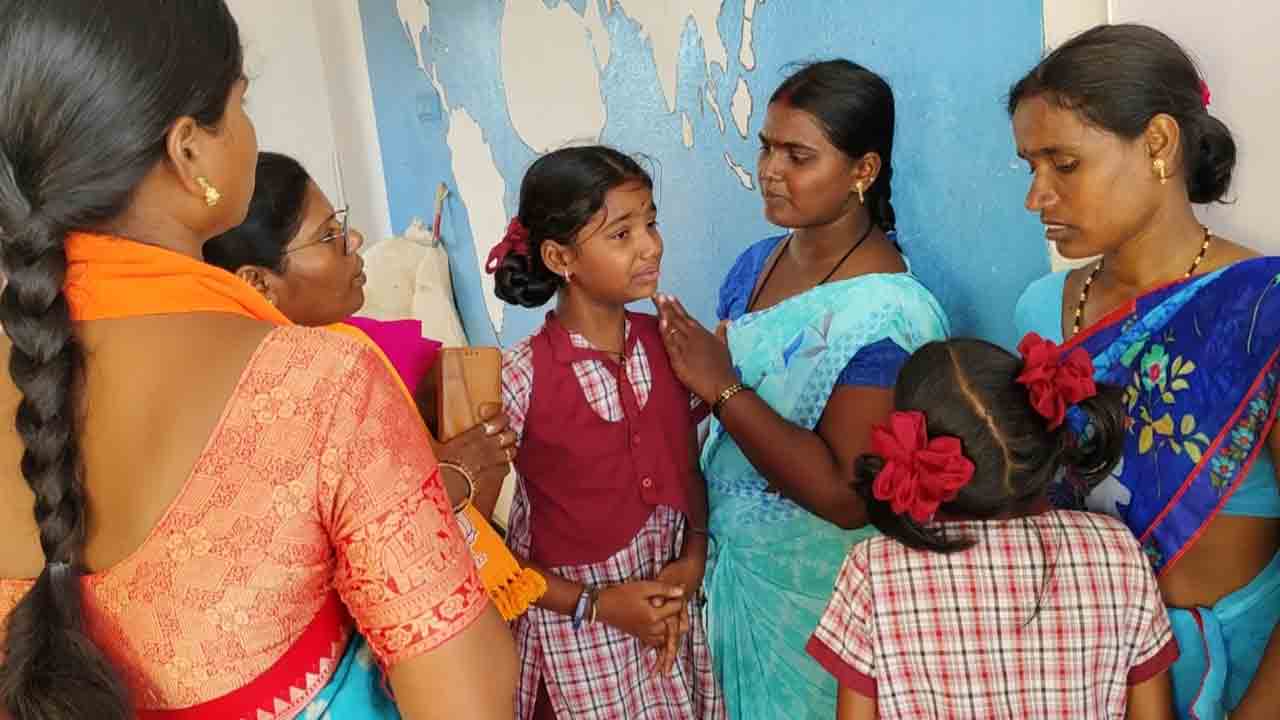 పురుగులన్నం పెడ్తుండ్రు ఫిర్యాదు చేస్తే కొడ్తుండ్రు