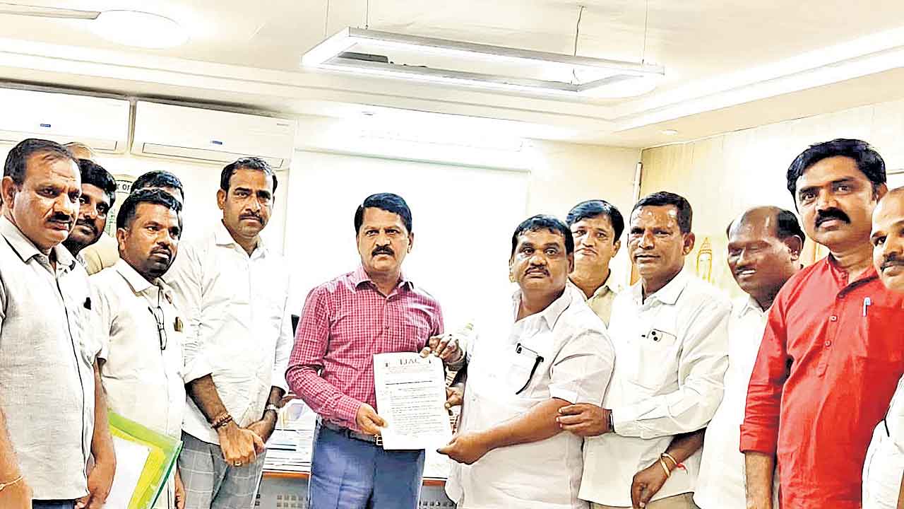 ఎస్జీటీలకు హెచ్‌ఎంలుగా పదోన్నతి కల్పించాలి