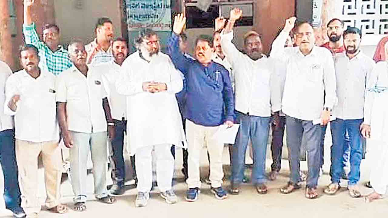 ట్రిపుల్‌ఆర్‌ అలైన్‌మెంట్‌ మార్చాలి