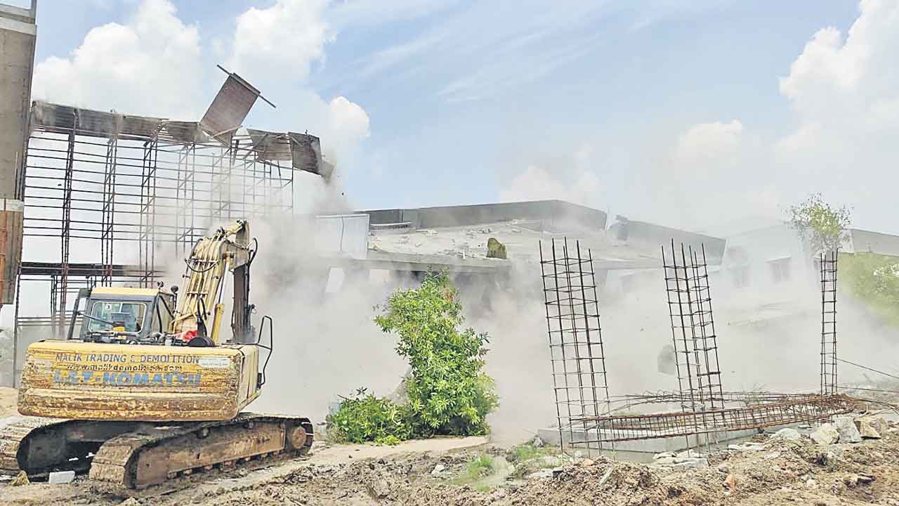 Bulldozer Raj | తెలంగాణలో బుల్డోజర్‌ రాజ్యం.. ఉత్తరప్రదేశ్‌ను గుర్తుకు తెస్తున్న కాంగ్రెస్‌ ప్రభుత్వ దమనకాండ!