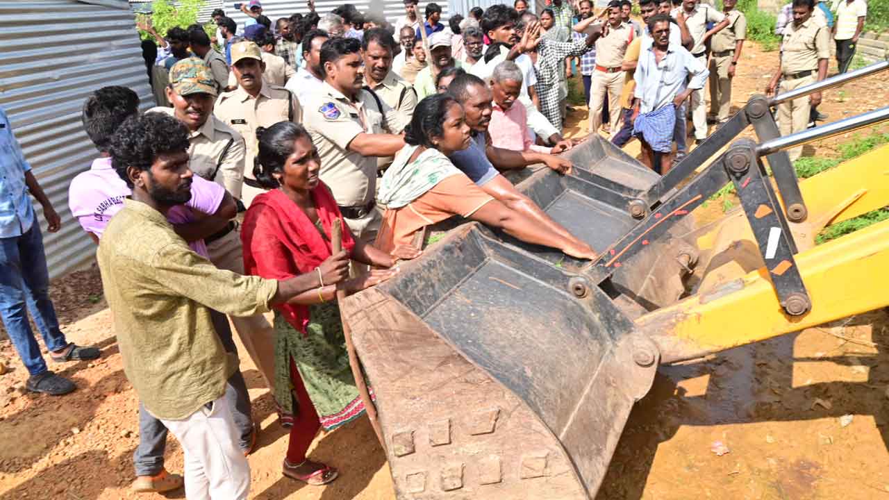 గుడిసెల తొలగింపు యత్నం ఉద్రిక్తం