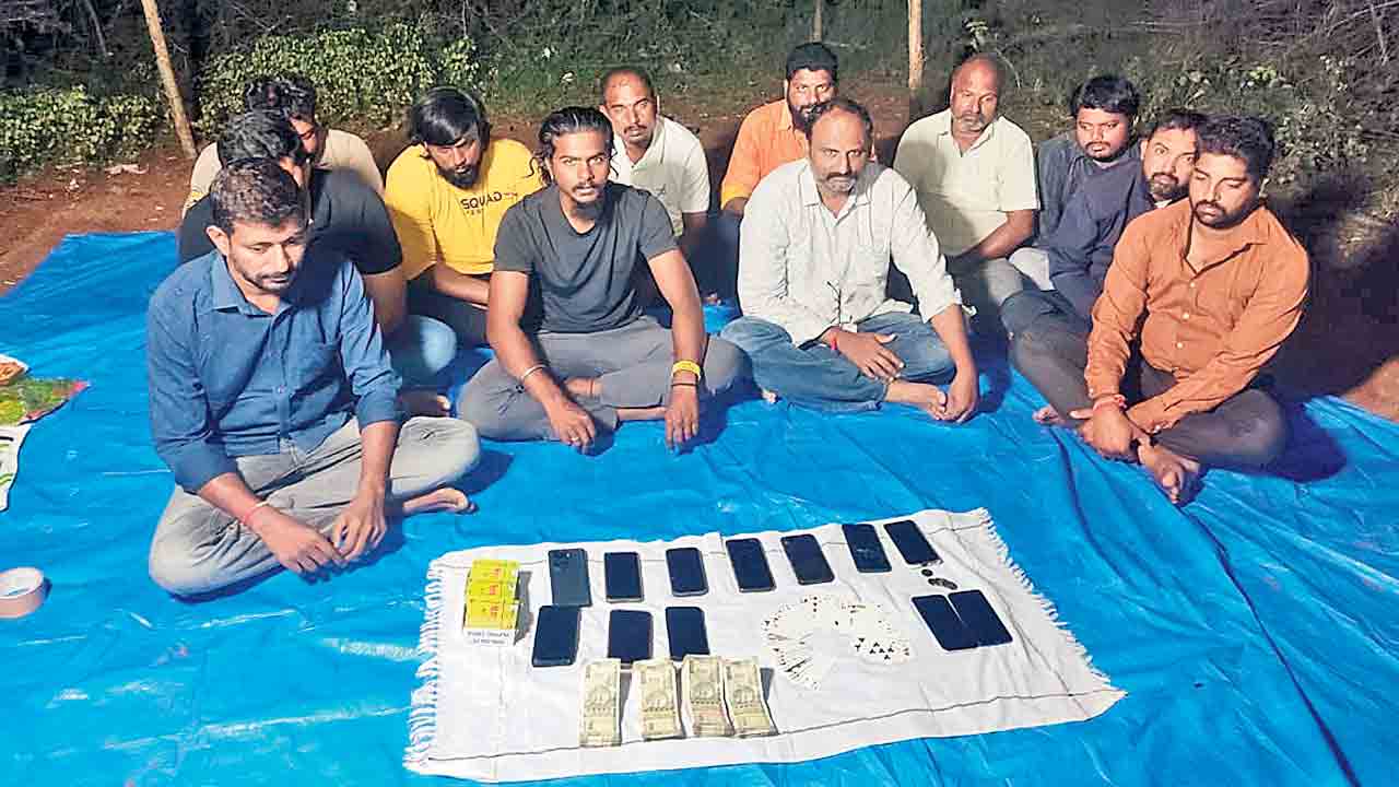 Crime News | అరుంధతినగర్‌లో పేకాట స్థావరంపై దాడి