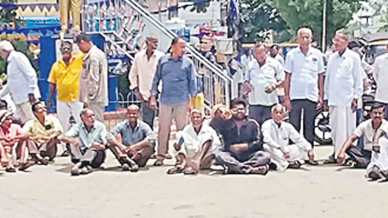 పంట రుణమాఫీ కోసం రోడ్డెక్కిన రైతులు