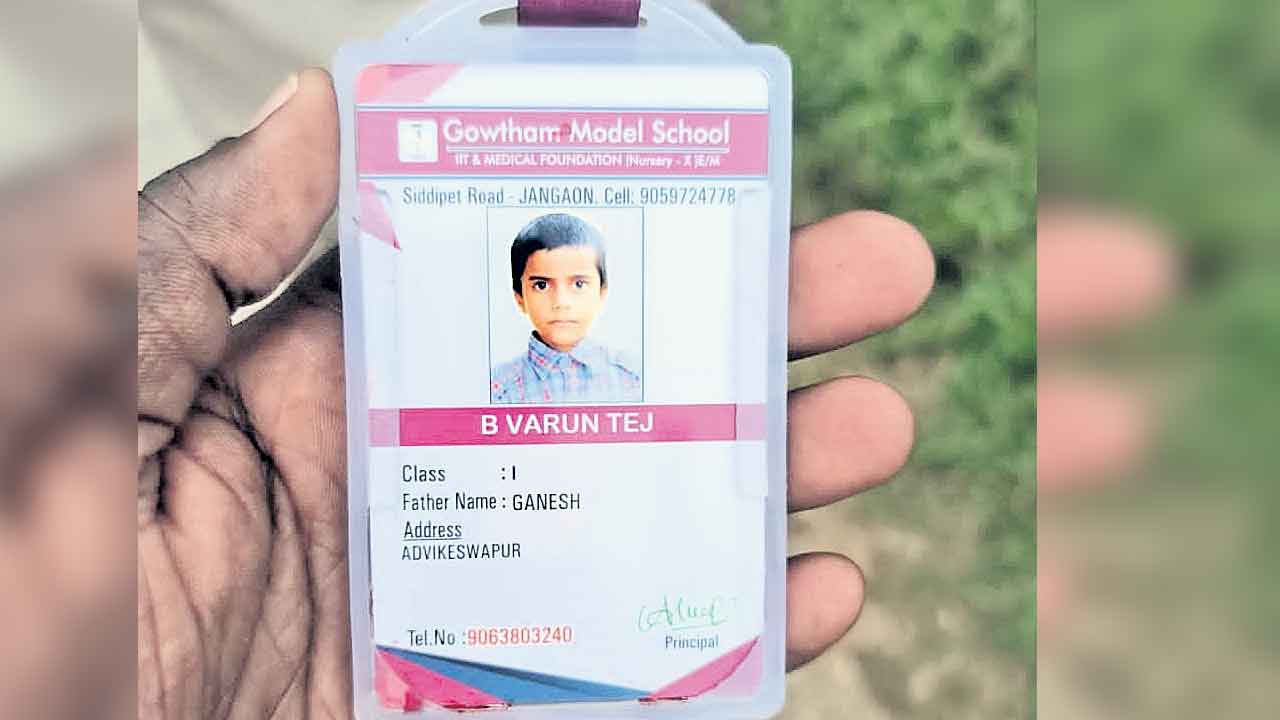 స్కూలు బస్సు చక్రాల కింద నలిగిన చిన్నారి