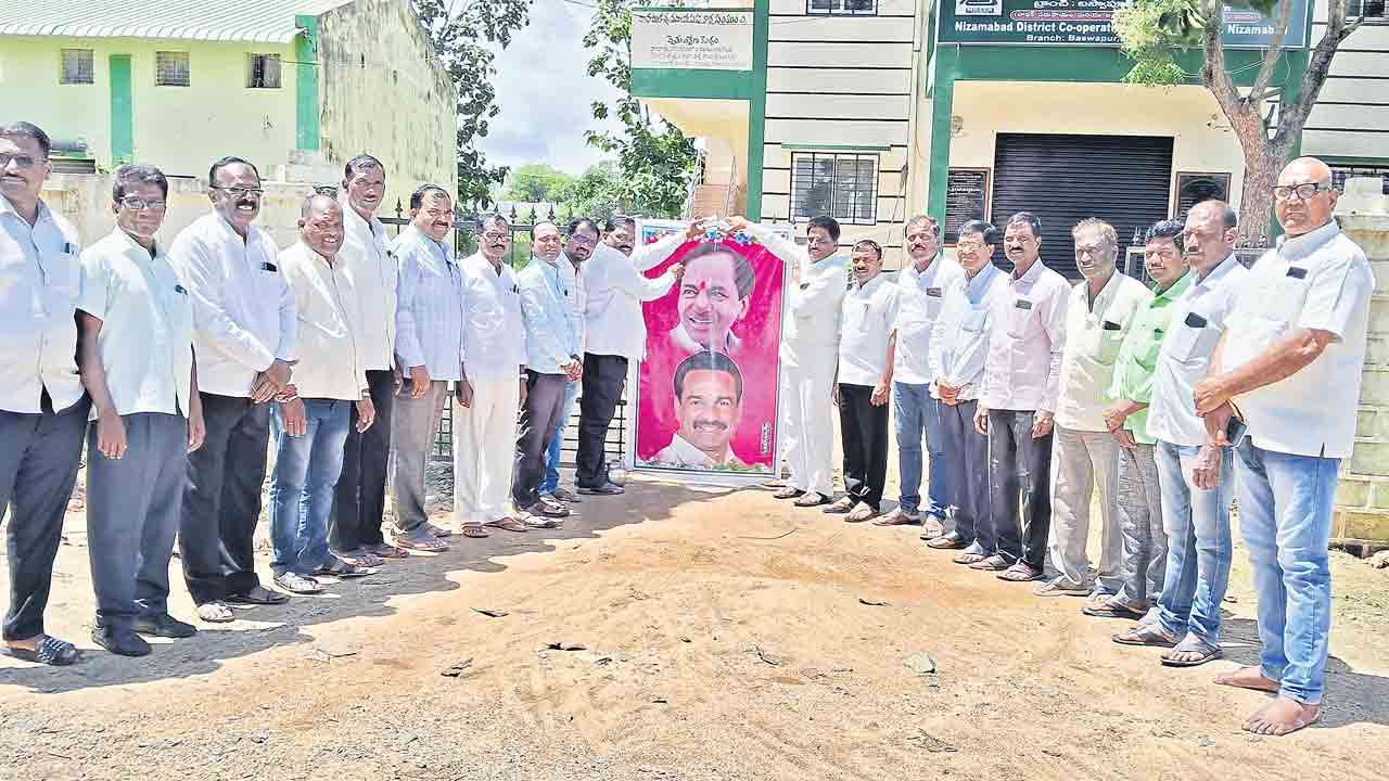 కేసీఆర్‌, గంప గోవర్ధన్‌ చిత్రపటాలకు క్షీరాభిషేకం