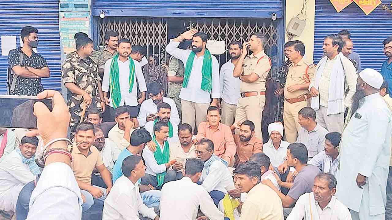 అర్హులకు రుణమాఫీ కాలేదంటూ నిరసన