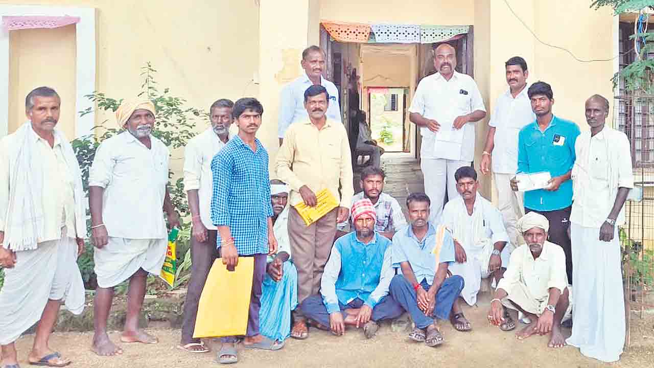 ప్రశ్నిస్తే బయటకు పొమ్మంటుండ్రు.. పైసలిస్తేనే పనులు చేస్తుండ్రు..