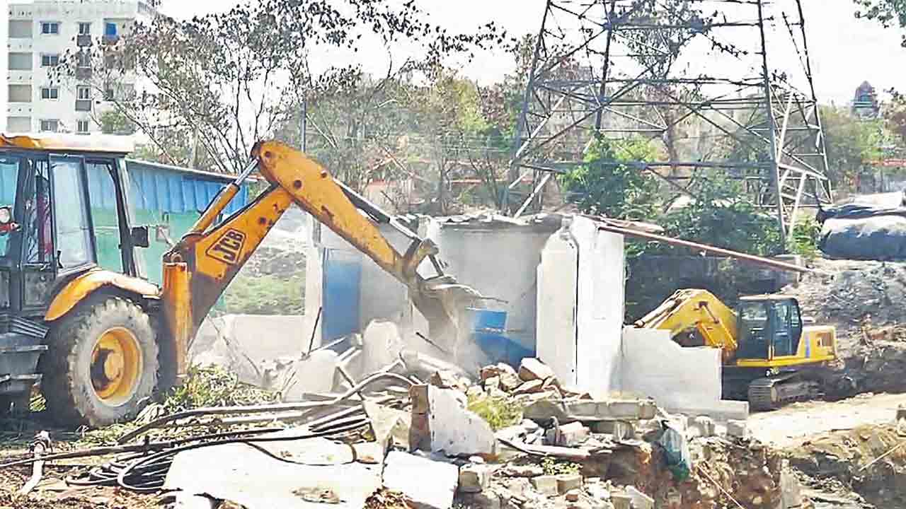 Musi Development | మూసీ వెంట నిర్మాణాలను ఏం చేద్దాం?.. తలలు పట్టుకుంటున్న అధికారులు