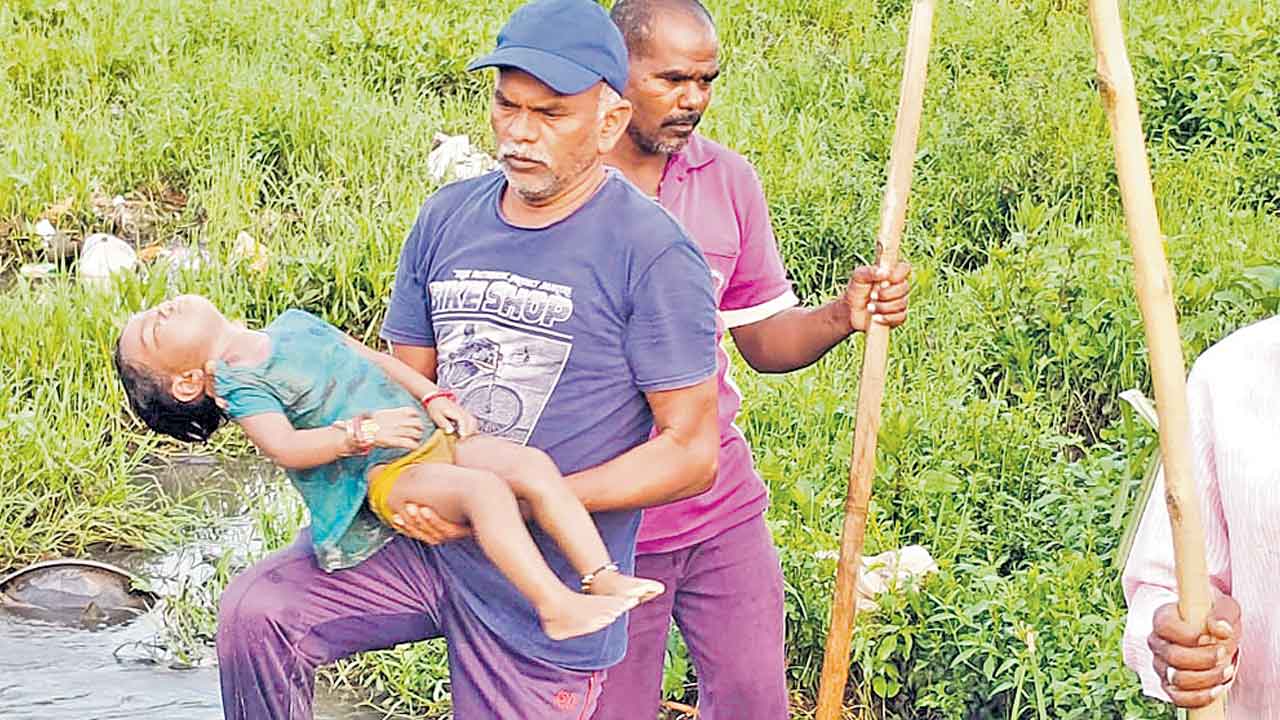 డ్రైనేజీలో గల్లంతైన చిన్నారి మృతి