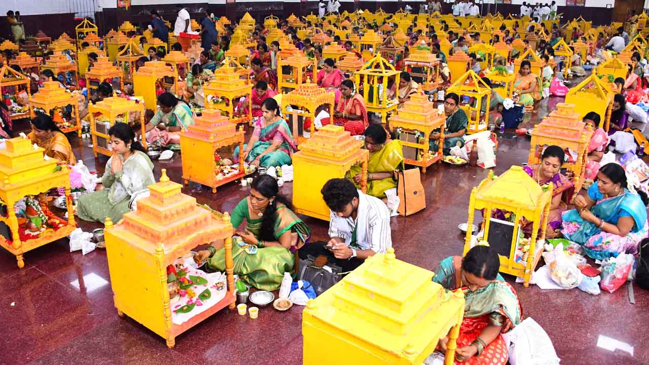 యాదగిరిగుట్టలో ఘనంగా సామూహిక వరలక్ష్మీ వ్రతం