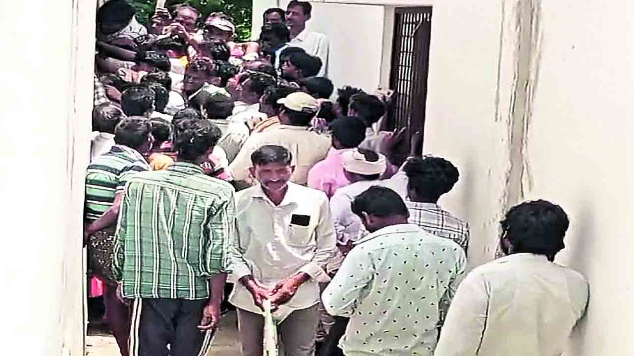 యూరియా కోసం రైతుల బారులు