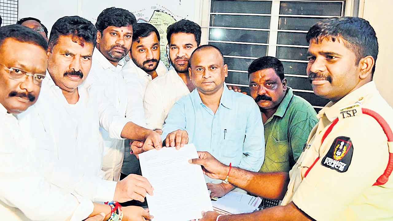 సచివాలయం పరిసరాల్లో చెత్తను తొలగిస్తం