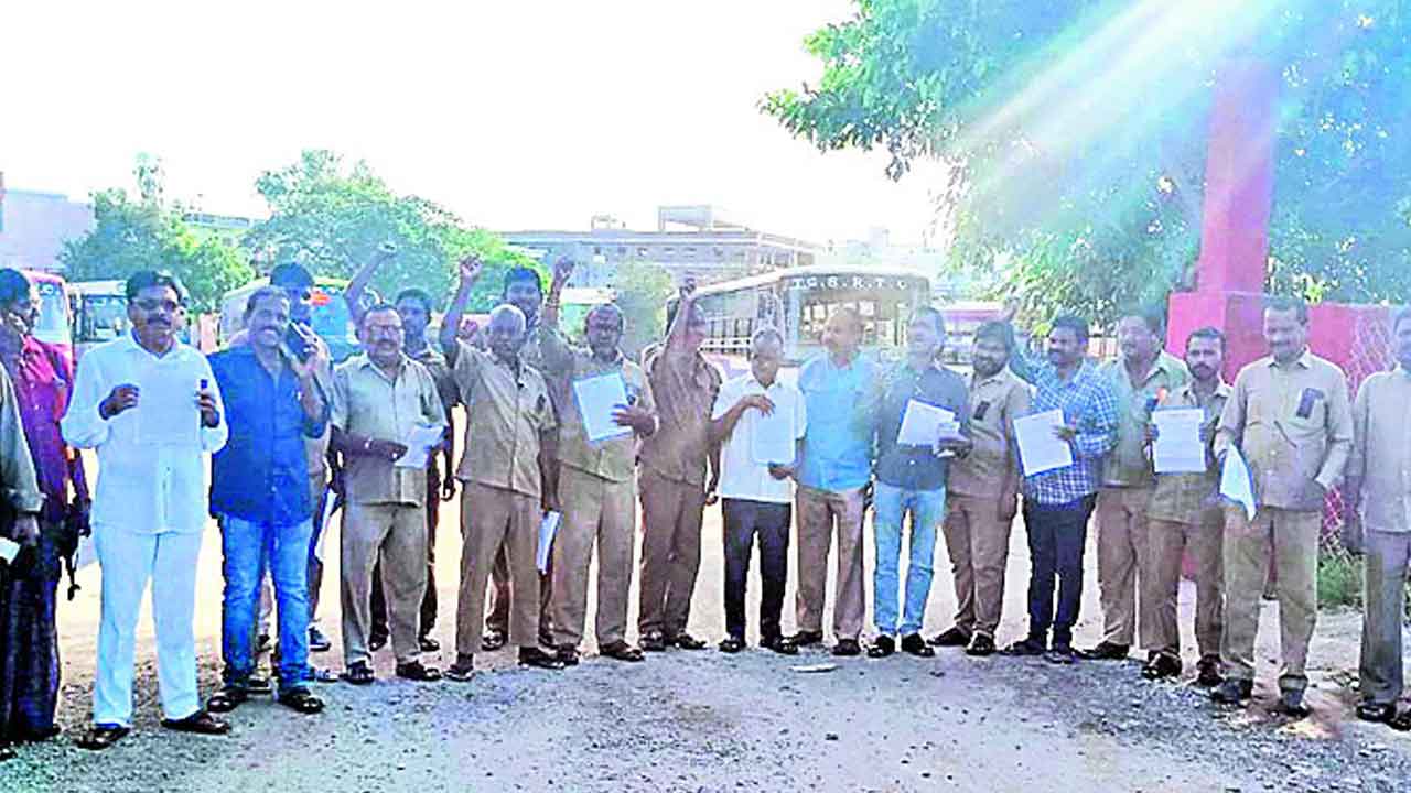 నల్లబ్యాడ్జీలతో ఆర్టీసీ కార్మికుల నిరసన