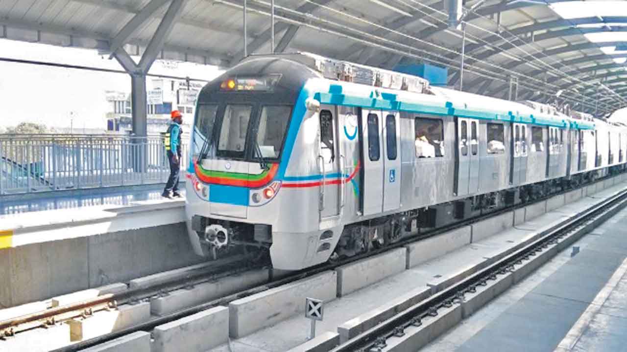 మెట్రో పార్కింగ్‌కు ఫీజుల మోత