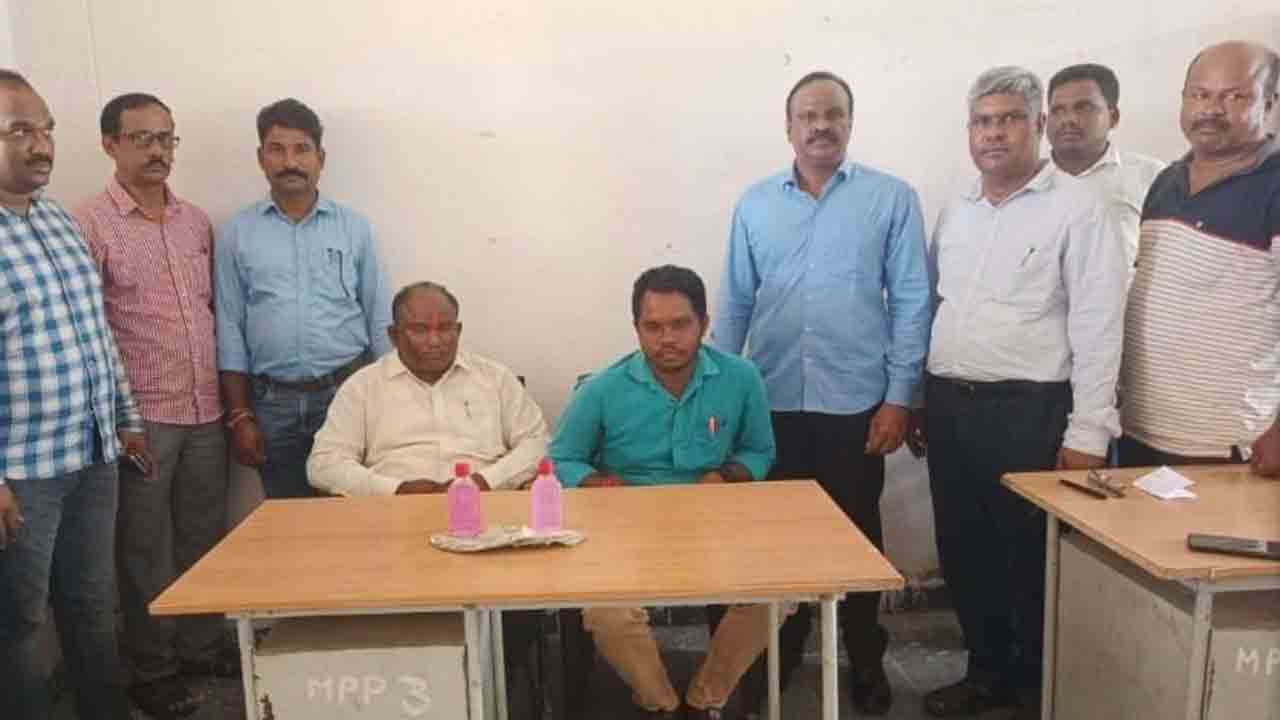 ఏసీబీ వలలో ఎంపీవో, పంచాయతీ కార్యదర్శి