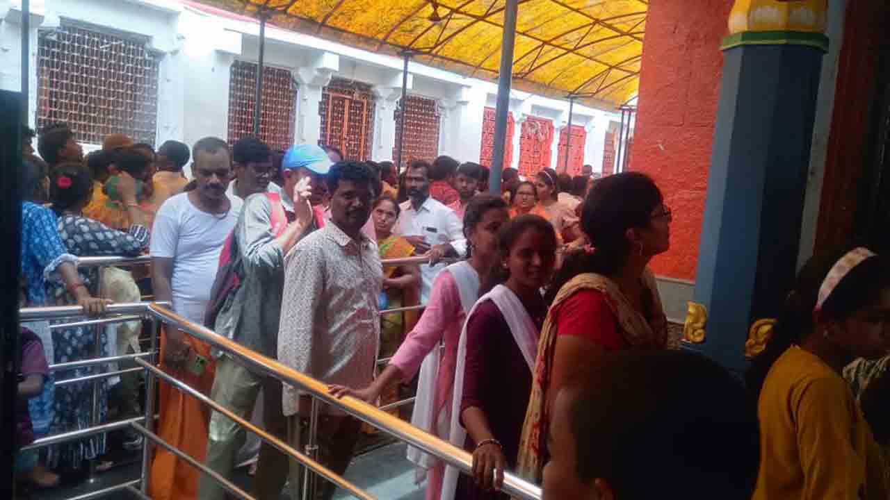 ఆలయాలకు పోటెత్తారు