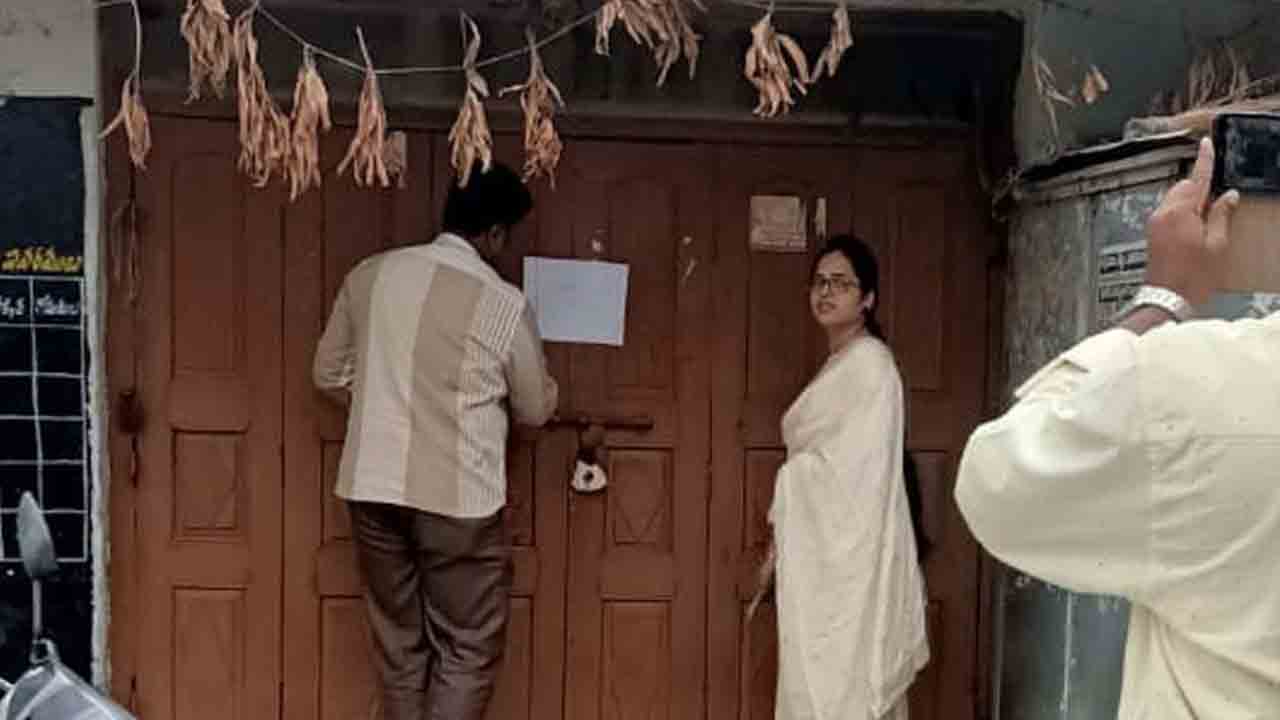 రెండు రేషన్‌ షాపుల సీజ్‌