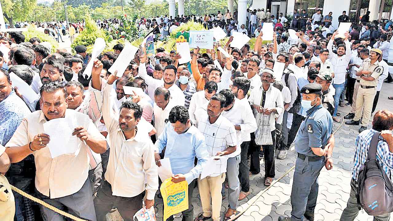 Praja Palana | పరిష్కారంలేని ప్రజాపాలన.. భారీగా అప్లికేషన్లు గాయబ్?