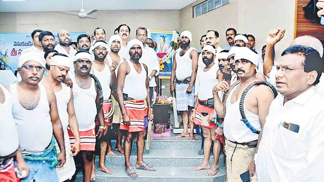 సర్దార్‌ సర్వాయి పాపన్నగౌడ్‌కు ఘన నివాళి