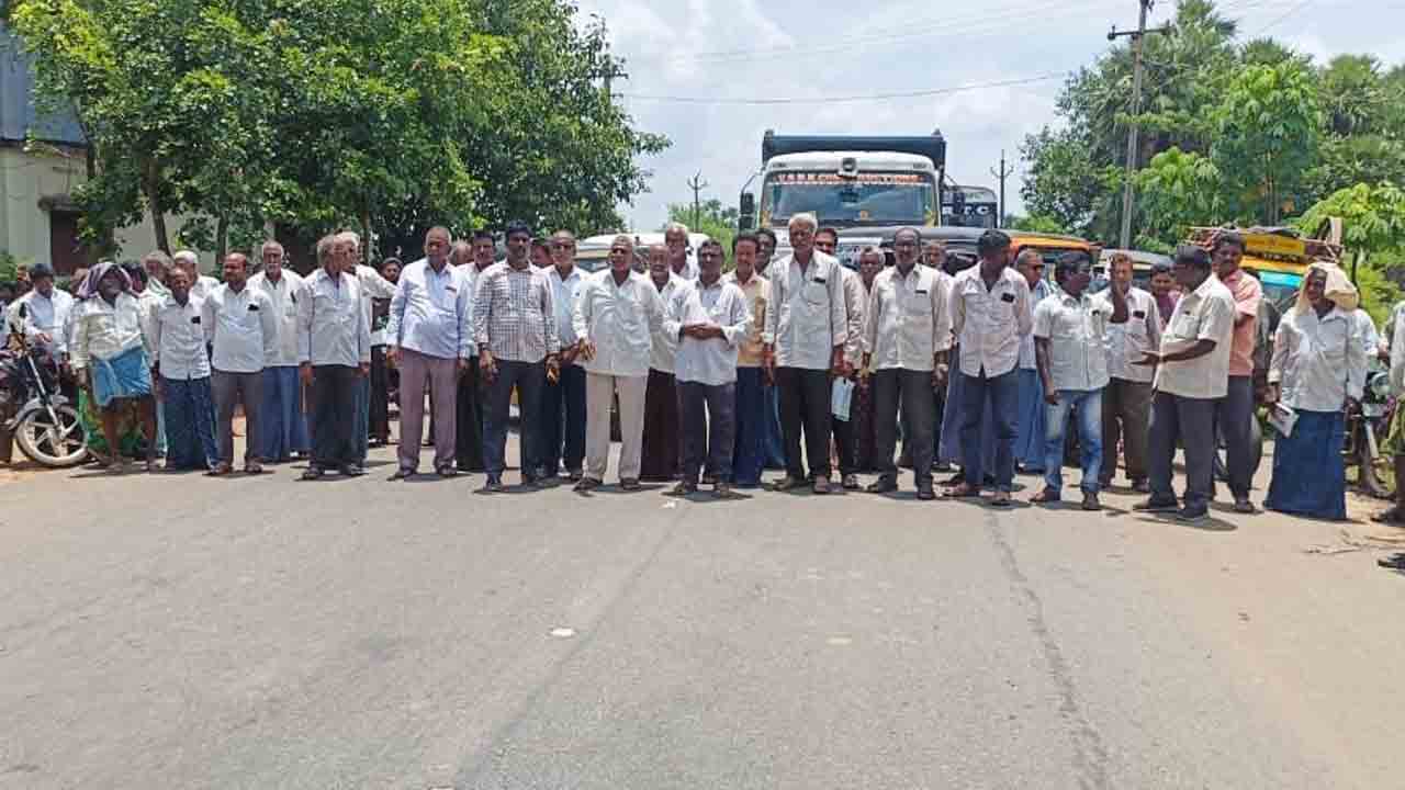 రుణమాఫీ చేయాలంటూ రైతుల రాస్తారోకో