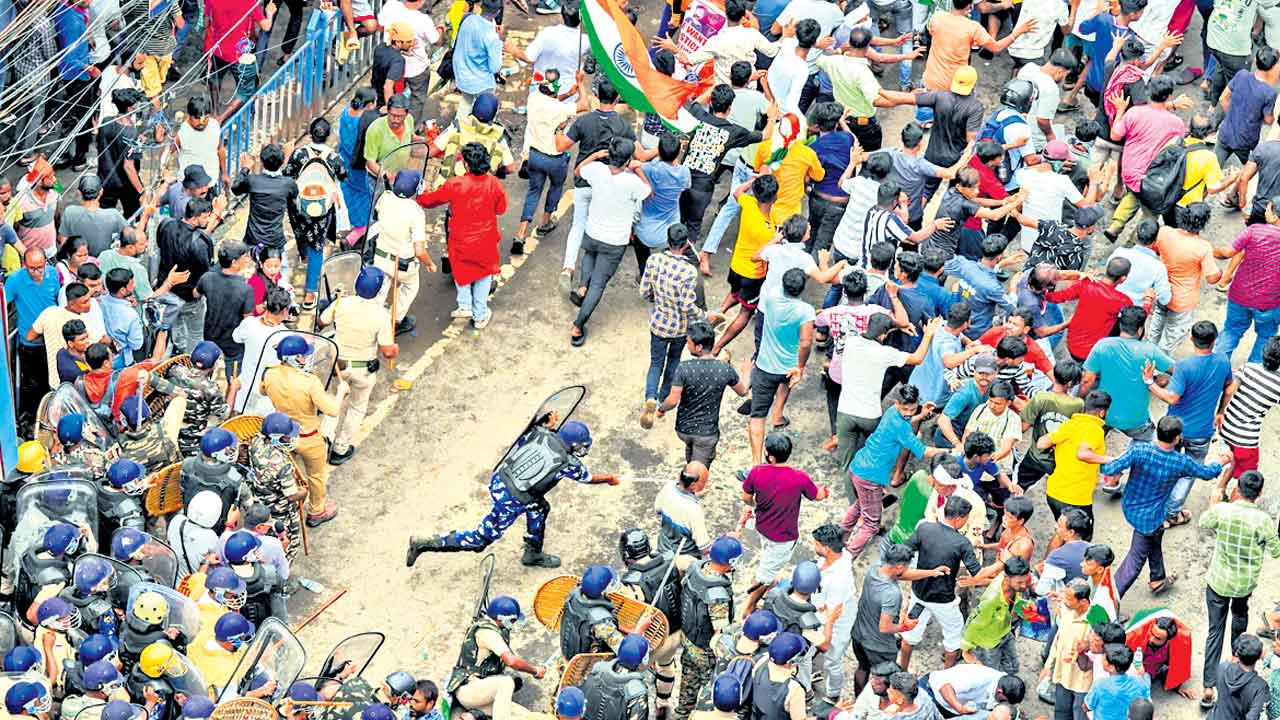 Bengal protests | అట్టుడికిన బెంగాల్‌.. ఛాత్ర సమాజ్‌ ‘నబన్న అభిజన్‌’ ర్యాలీ తీవ్ర ఉద్రిక్తం