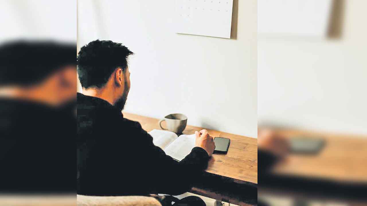 Thief | బుక్కయిపోయాడు.. చోరీకి వచ్చిన దొంగను ఆకర్షించిన పుస్తకం