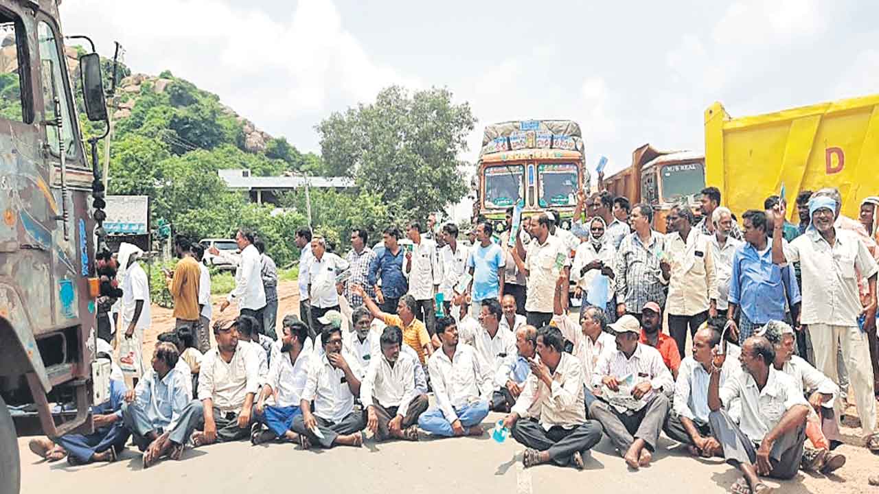 ఇదిగో సాక్ష్యం.. ఏదీ రుణ మోక్షం?