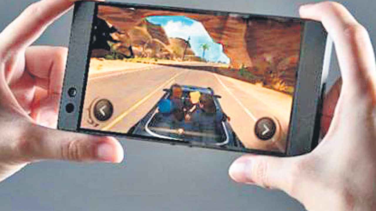 Online Game | ఆన్లైన్ గేమ్ ఆడనివ్వలేదని తాళాలు, కత్తి మింగేశాడు!