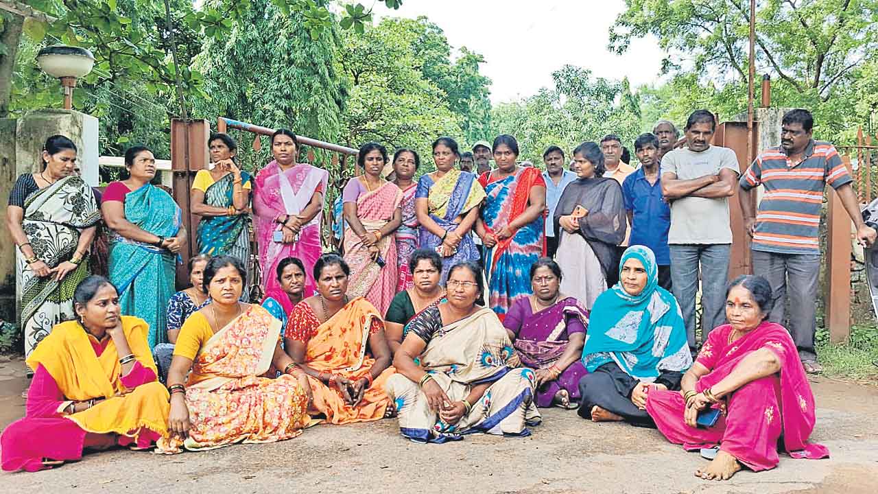 క్వార్టర్లకు విద్యుత్తును పునరుద్ధరించాలి