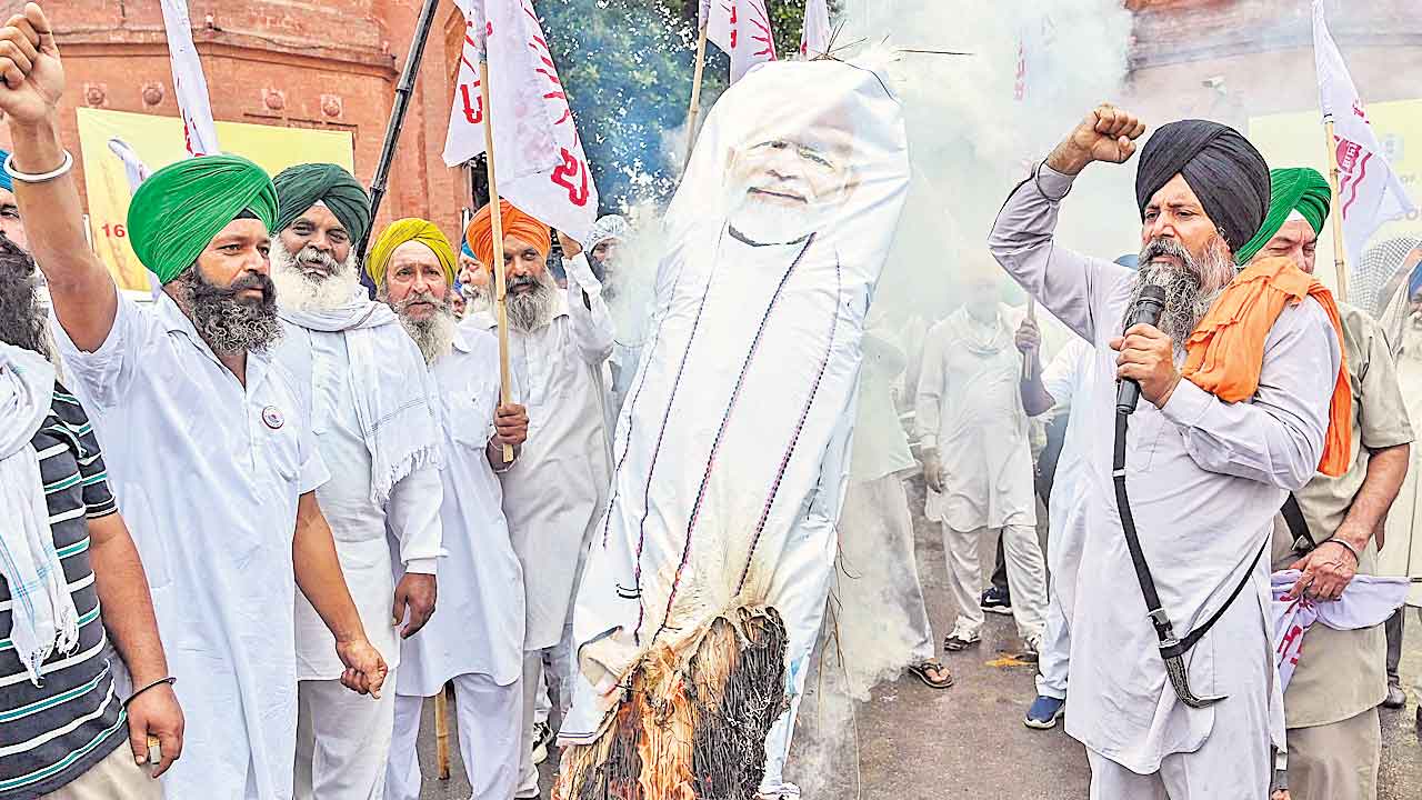 బీజేపీ దిష్టిబొమ్మలు దహనం