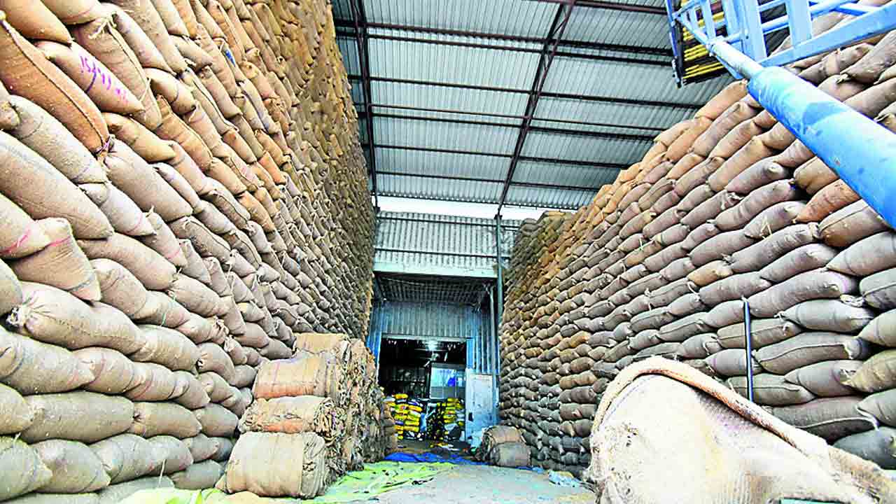 పిడిఎస్‌ బియ్యం రవాణాపై వివాదం !